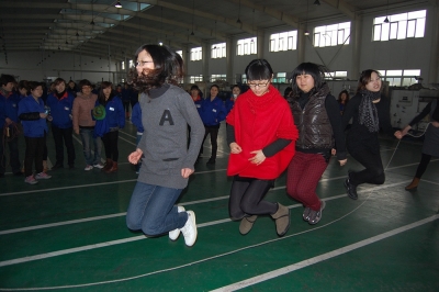 “三八”節(jié)里女職工跳大繩比賽