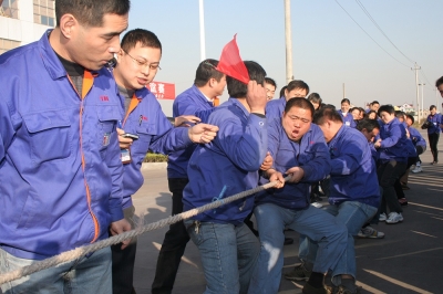 公司舉行“心往一處使”員工拔河比賽